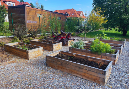 Plně automatizovaná závlaha záhonů a trávníků v Hostivicích u&nbsp;Prahy